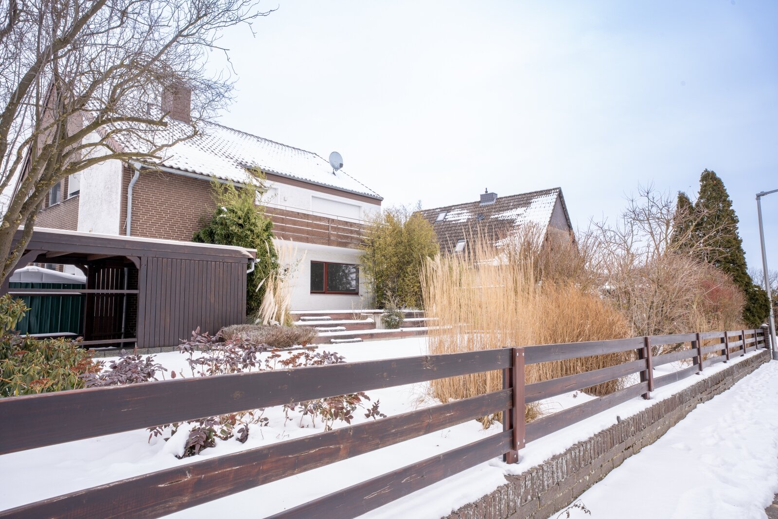 Bezugsfreies Zweifamilienhaus in Mellendorf – 2 sanierte Wohnungen mit Balkon, Terrasse, Vollkeller & Garage