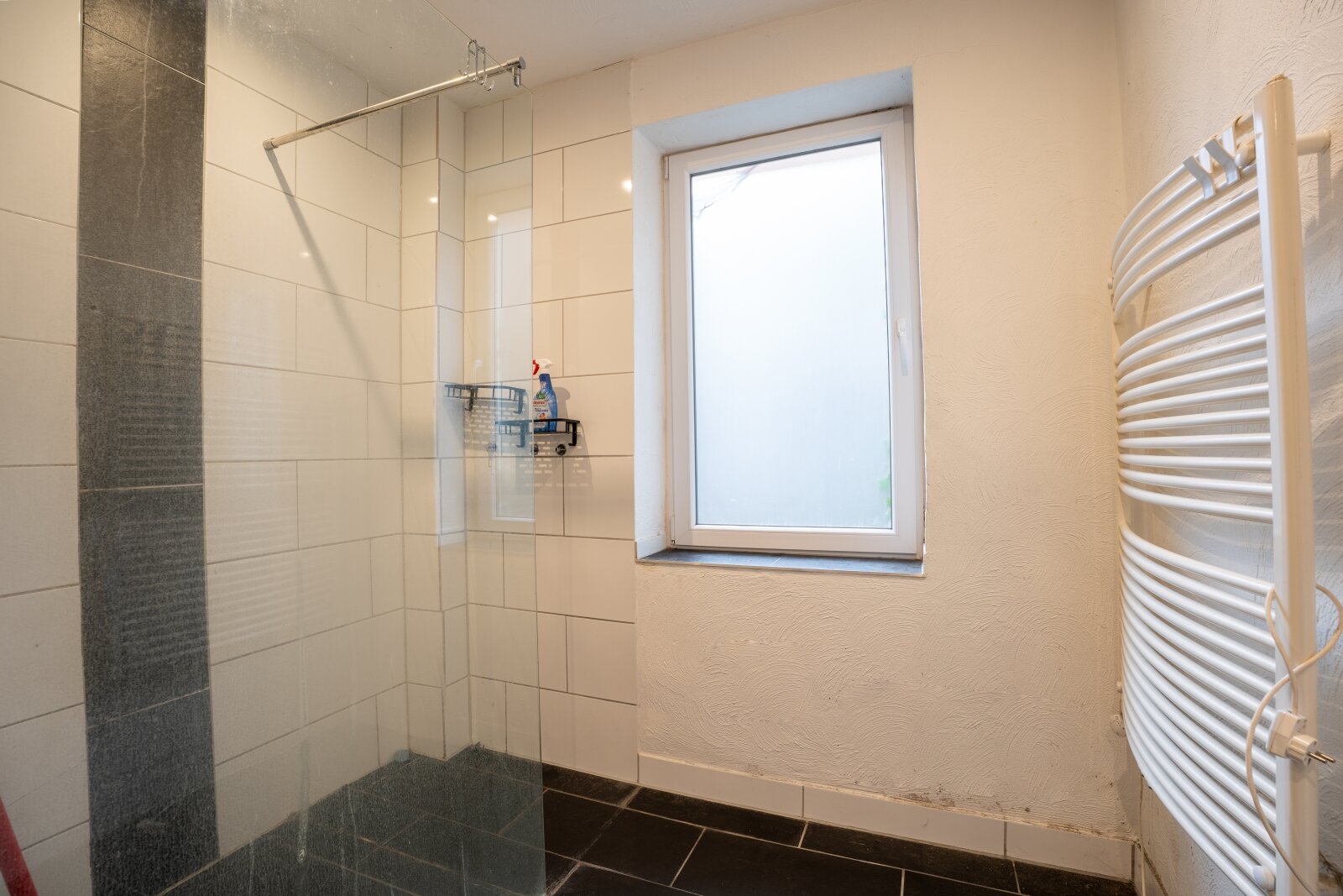 Provisionsfrei – Zweifamilienhaus mit Scheune, Garagen und viel Potenzial im Zentrum von Hagenburg