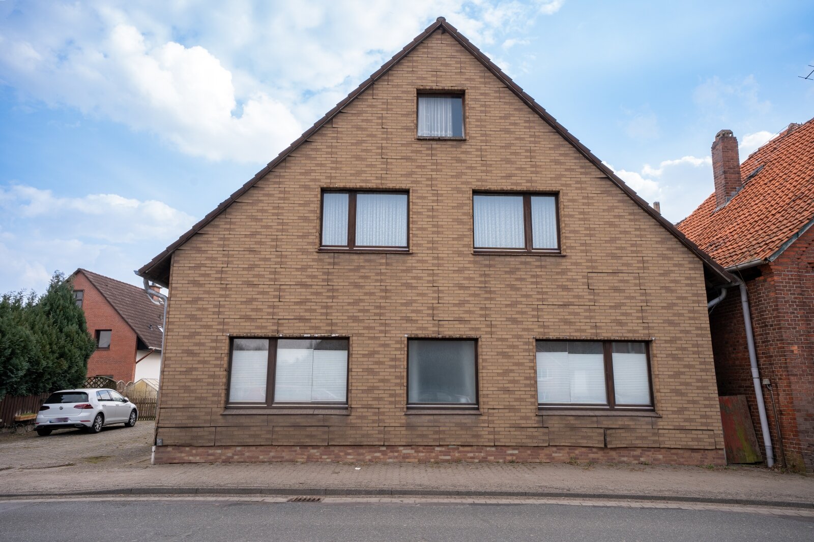 Provisionsfrei – Zweifamilienhaus mit Scheune, Garagen und viel Potenzial im Zentrum von Hagenburg