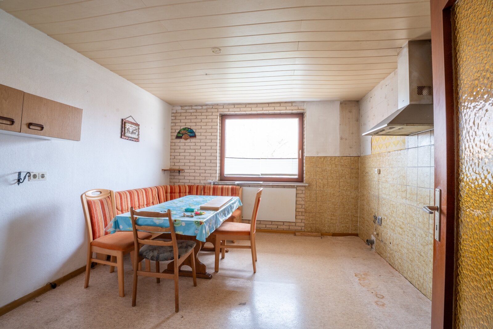 Provisionsfrei – Zweifamilienhaus mit Scheune, Garagen und viel Potenzial im Zentrum von Hagenburg