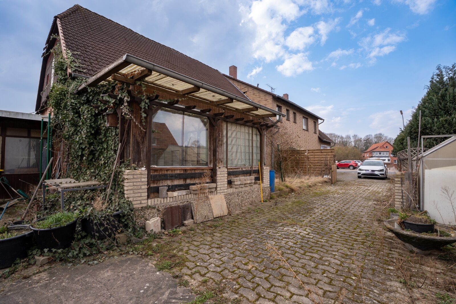 Provisionsfrei – Zweifamilienhaus mit Scheune, Garagen und viel Potenzial im Zentrum von Hagenburg