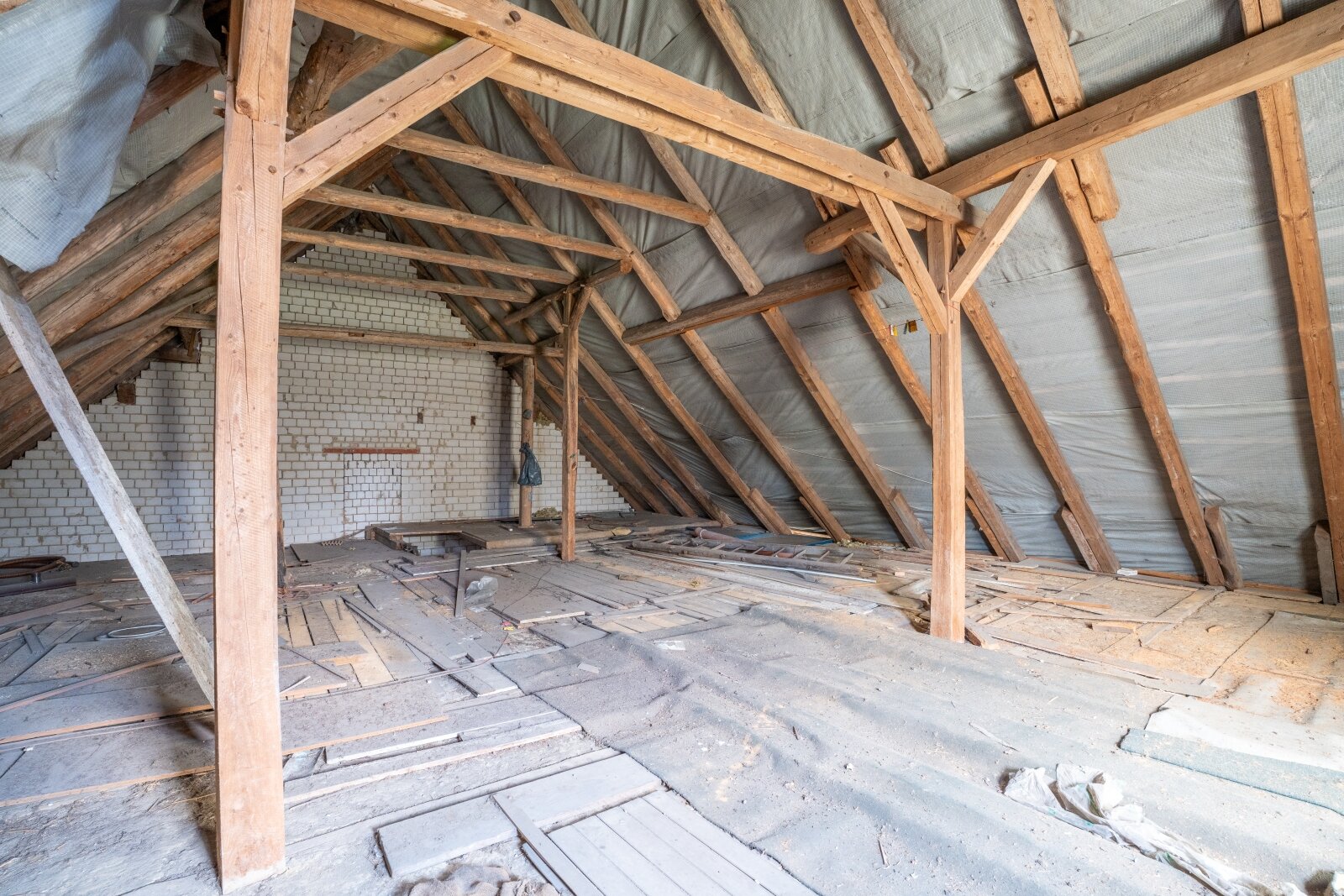 Provisionsfrei – Zweifamilienhaus mit Scheune, Garagen und viel Potenzial im Zentrum von Hagenburg