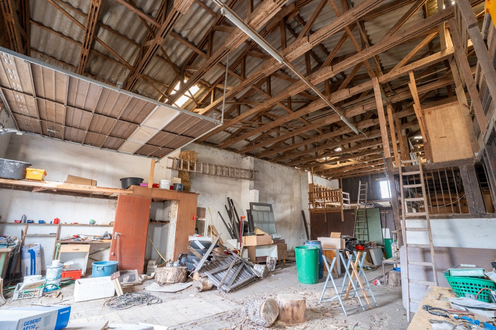 Provisionsfrei – Zweifamilienhaus mit Scheune, Garagen und viel Potenzial im Zentrum von Hagenburg