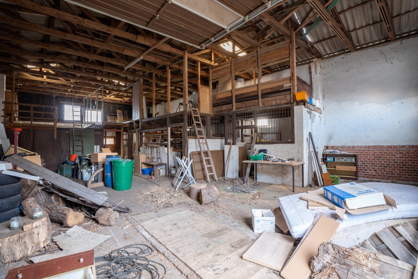 Provisionsfrei – Zweifamilienhaus mit Scheune, Garagen und viel Potenzial im Zentrum von Hagenburg