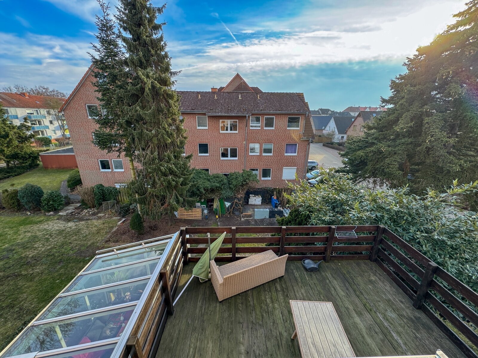 Gepflegtes Mehrfamilienhaus mit 7 Wohnungen, 5 Garagen und großzügigem Grundstück