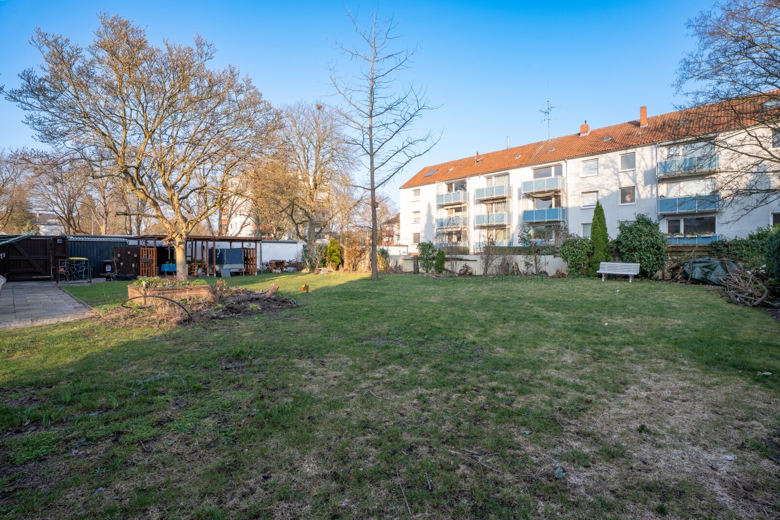 Gepflegtes Mehrfamilienhaus mit 7 Wohnungen, 5 Garagen und großzügigem Grundstück