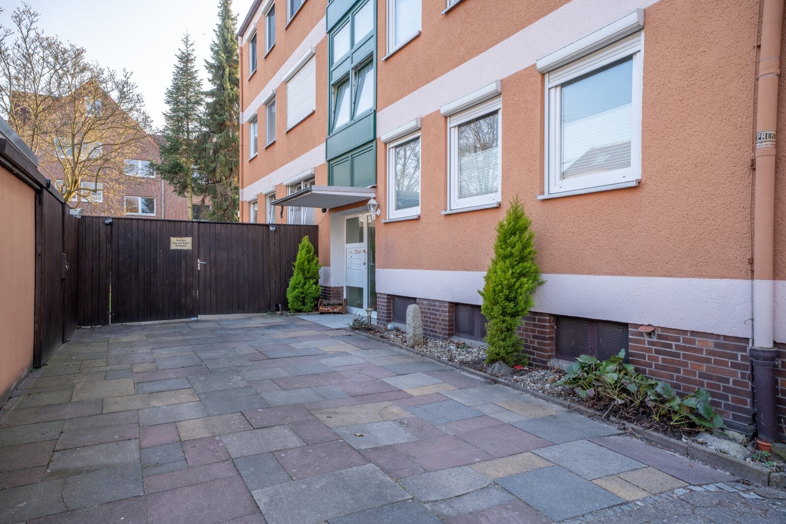 Gepflegtes Mehrfamilienhaus mit 7 Wohnungen, 5 Garagen und großzügigem Grundstück