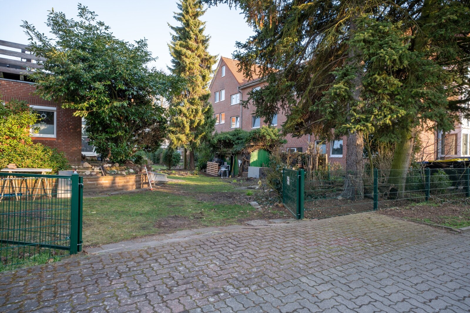 Gepflegtes Mehrfamilienhaus mit 7 Wohnungen, 5 Garagen und großzügigem Grundstück