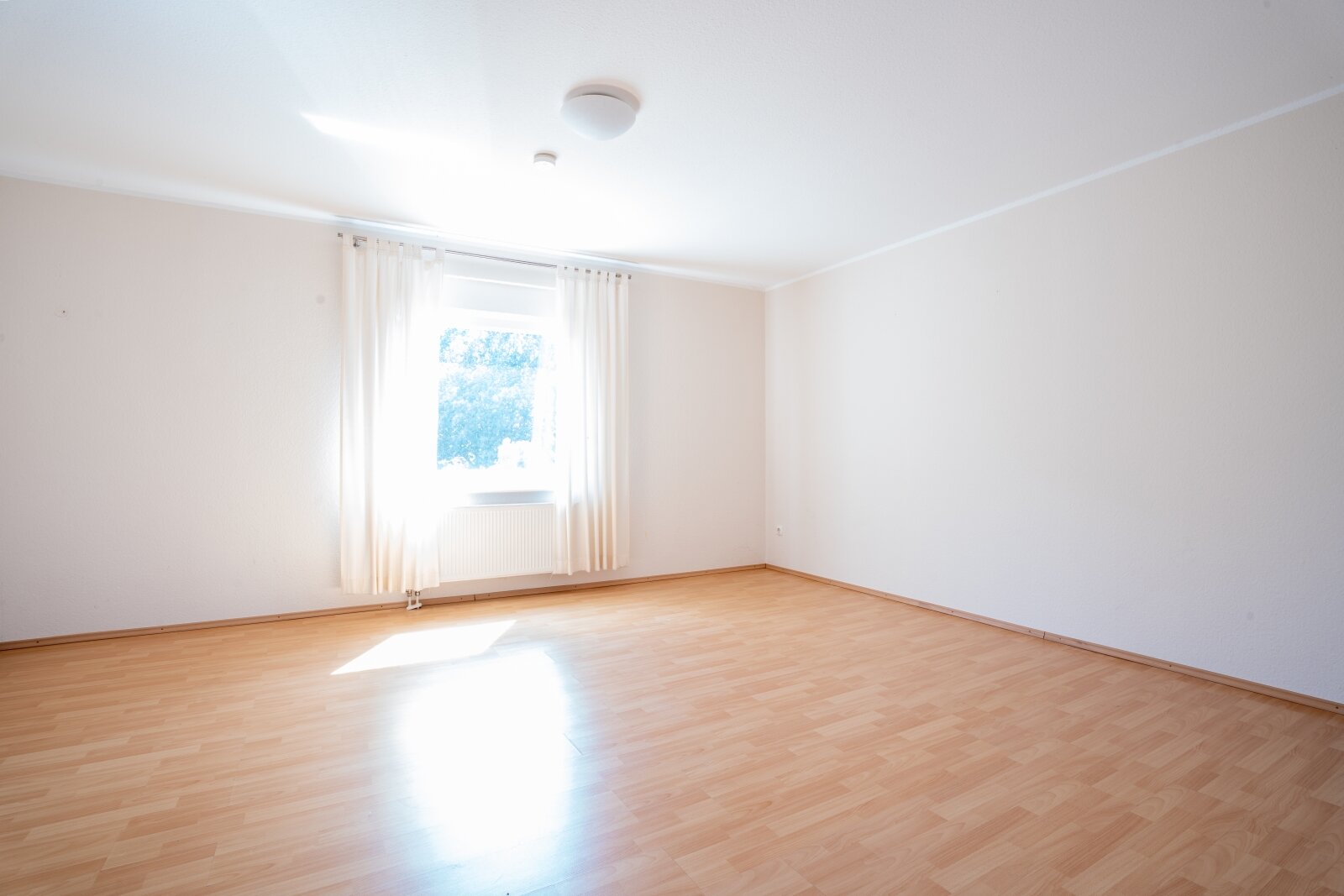 Fernblick inklusive: Gepflegte 3,5-Zimmer-Eigentumswohnung mit Balkon, Aufzug & EBK