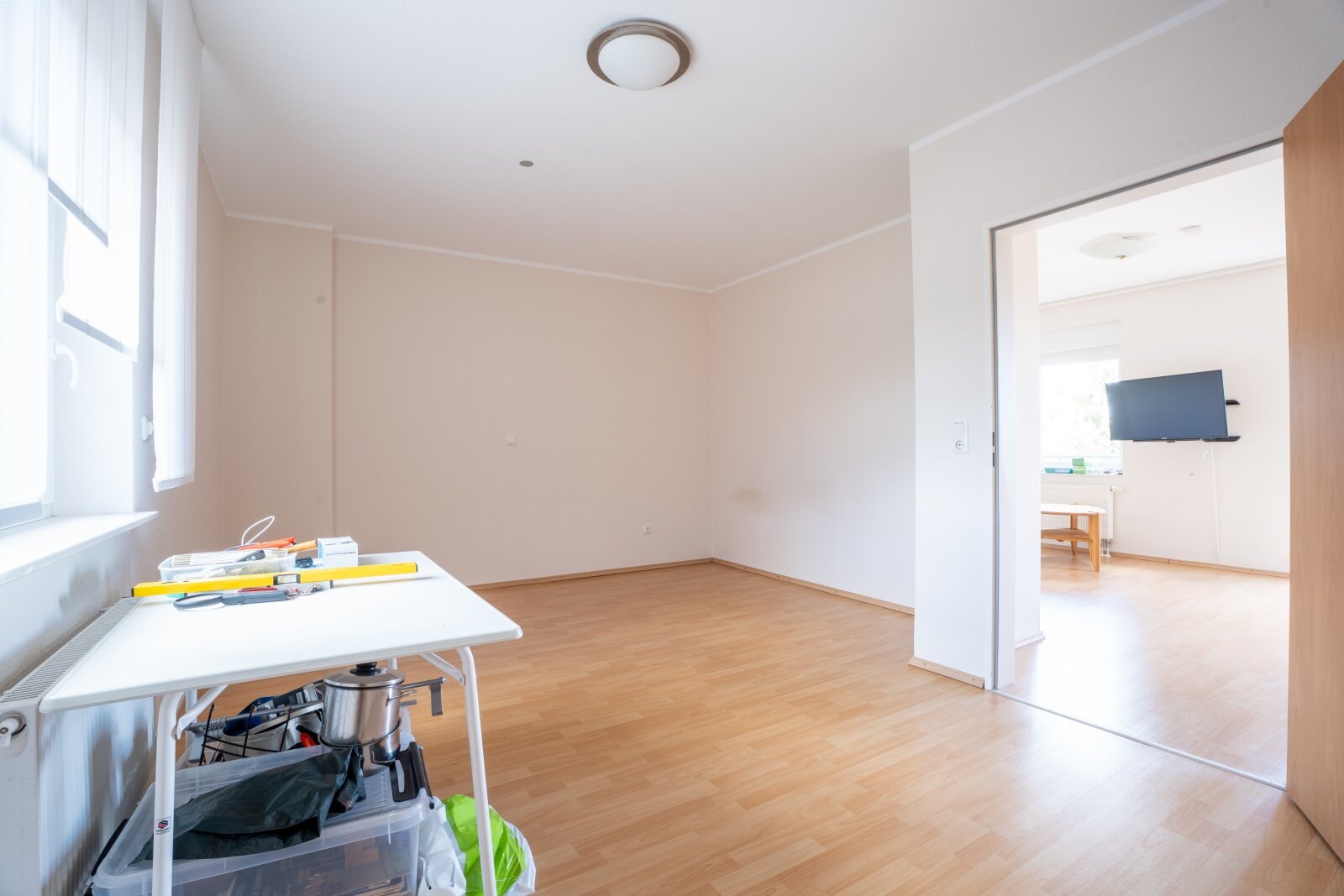 Fernblick inklusive: Gepflegte 3,5-Zimmer-Eigentumswohnung mit Balkon, Aufzug & EBK