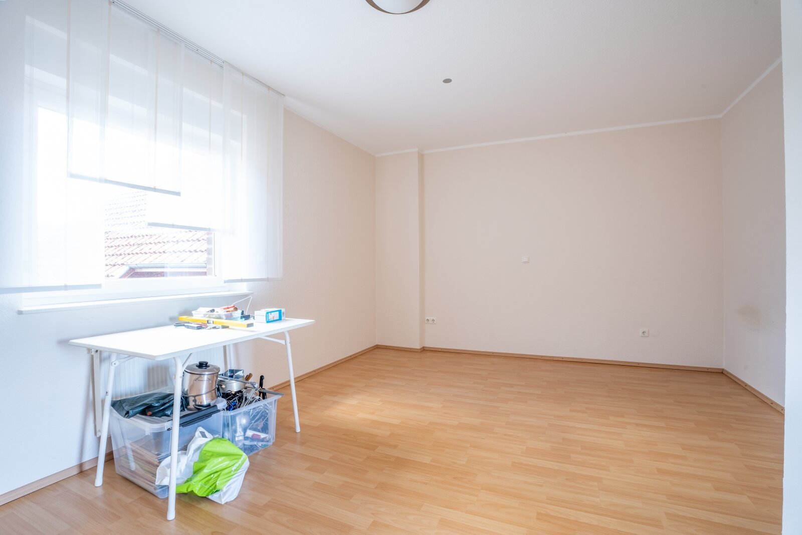 Fernblick inklusive: Gepflegte 3,5-Zimmer-Eigentumswohnung mit Balkon, Aufzug & EBK