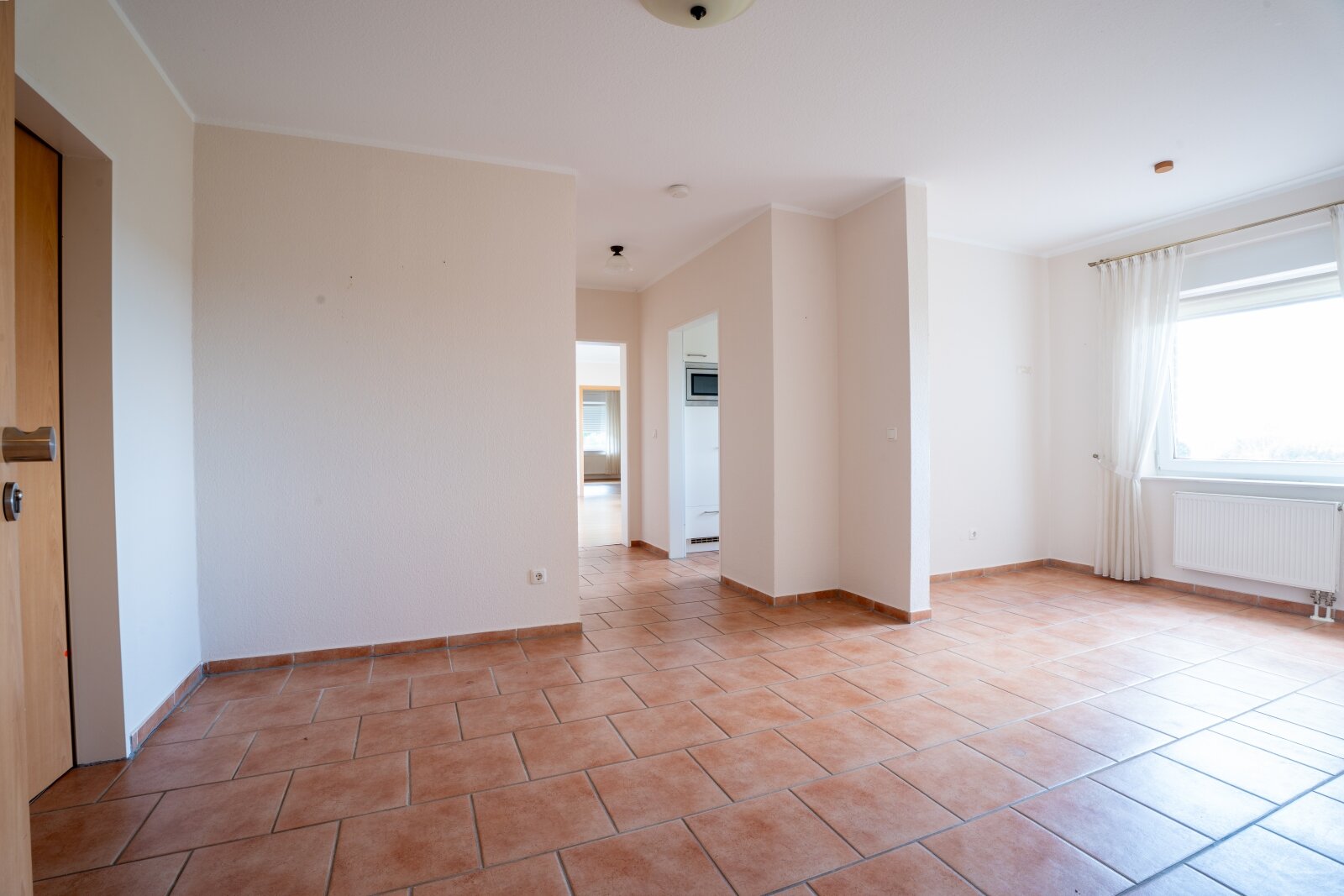 Fernblick inklusive: Gepflegte 3,5-Zimmer-Eigentumswohnung mit Balkon, Aufzug & EBK