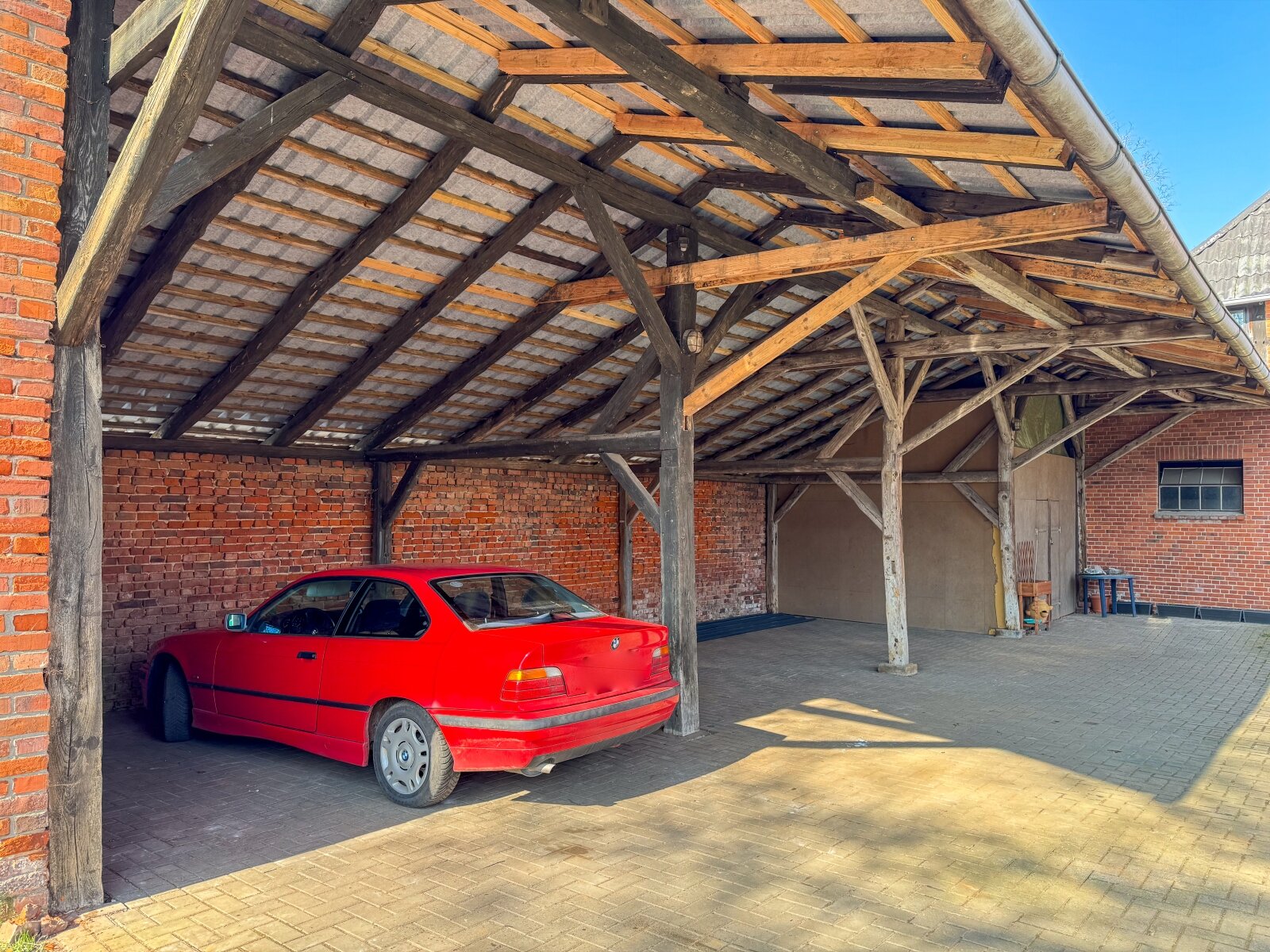 Überdachte Stellplätze optimal für gr. Fahrzeuge oder Boote Überdachte Stellplätze optimal für gr. Fahrzeuge oder Boote