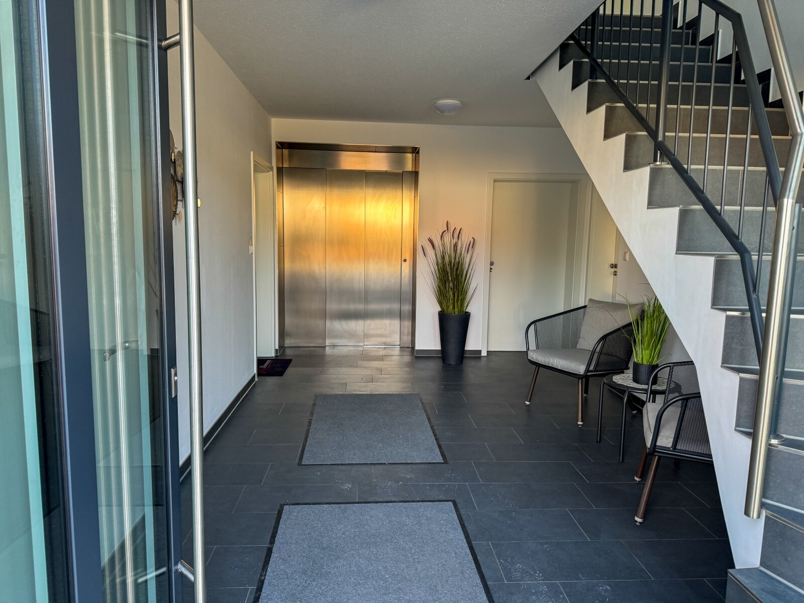 Treppenhaus mit Fahrstuhl