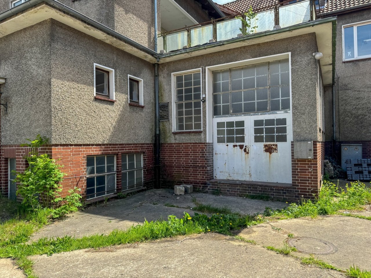 Tür zur unteren Lagerfläche Tür zur unteren Lagerfläche