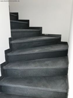 Treppenaufgang ins DG Treppenaufgang ins DG