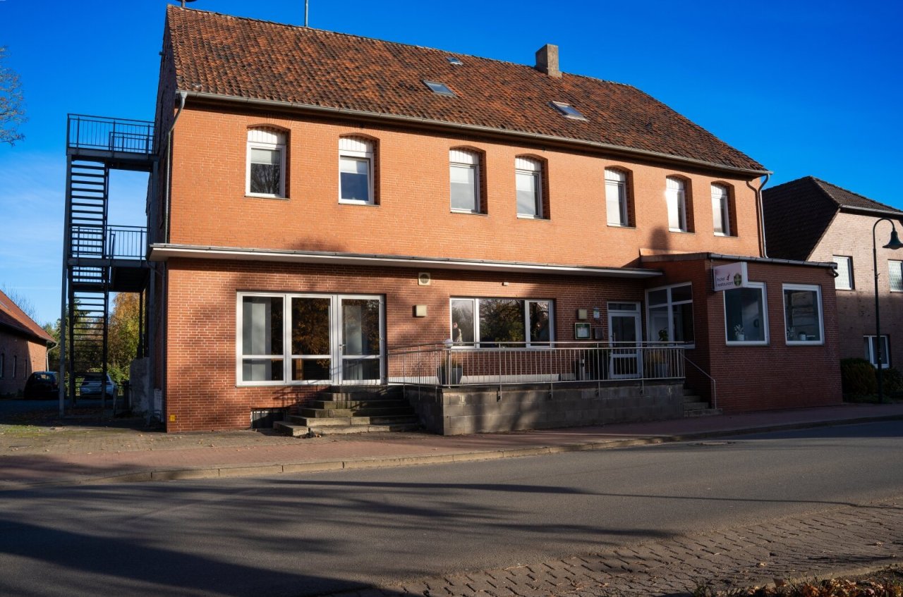 Vordere Gebäudeansicht