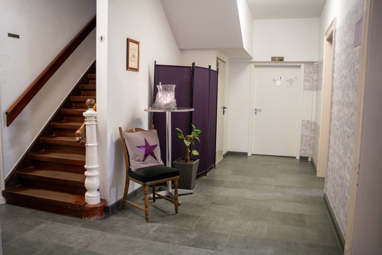 Flur mit Aufgang zu Zimmern