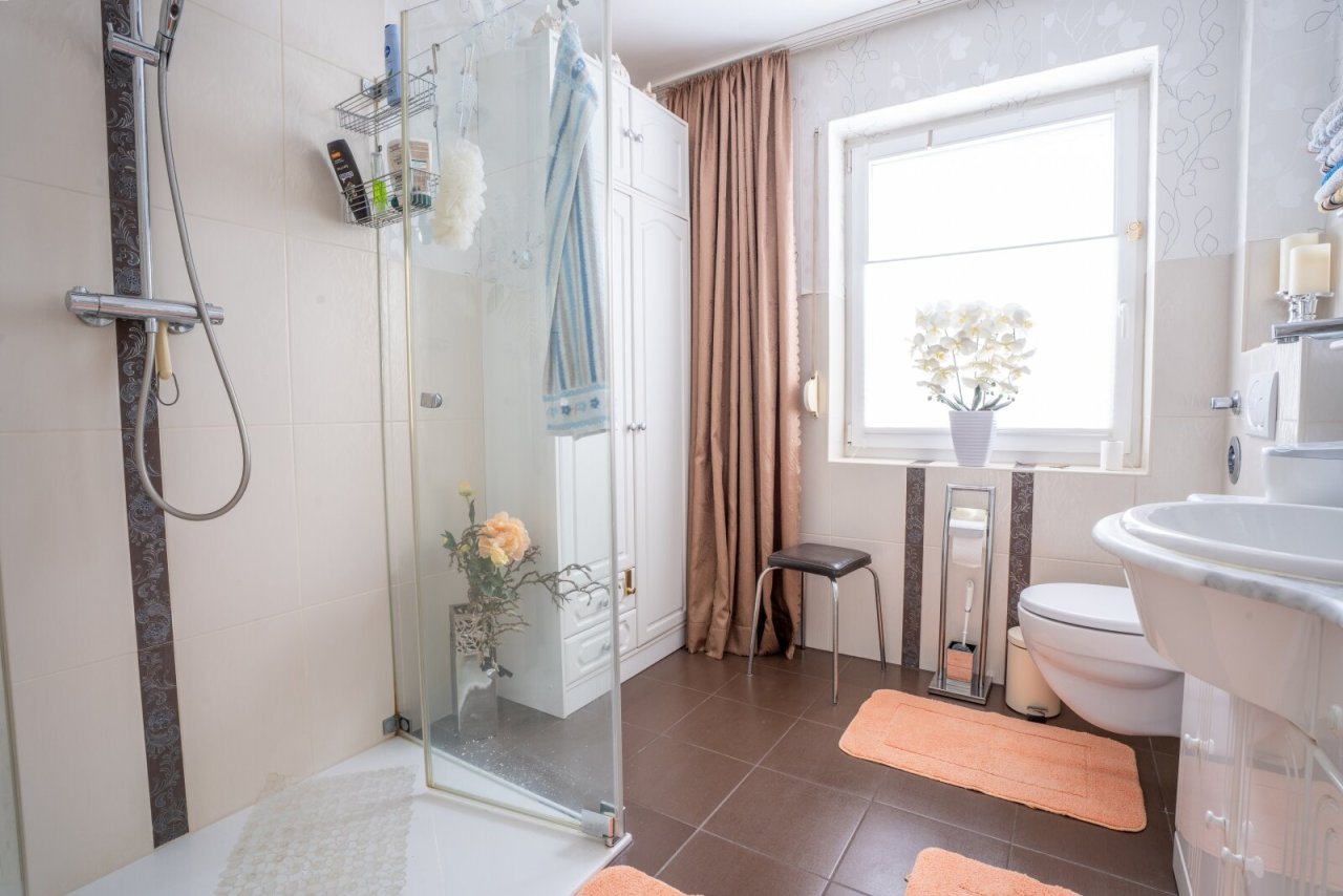 EG links: Badezimmer