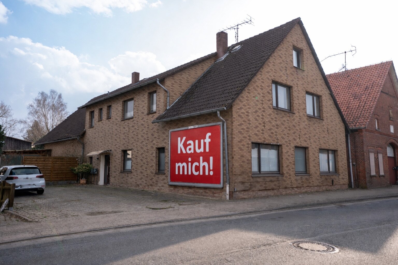 Provisionsfrei – Zweifamilienhaus mit Scheune, Garagen und viel Potenzial im Zentrum von Hagenburg 