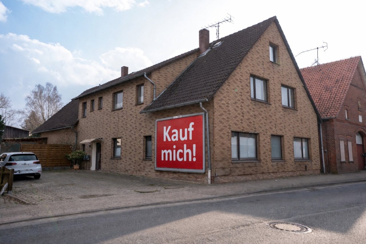 Vordere Gebäudeansicht