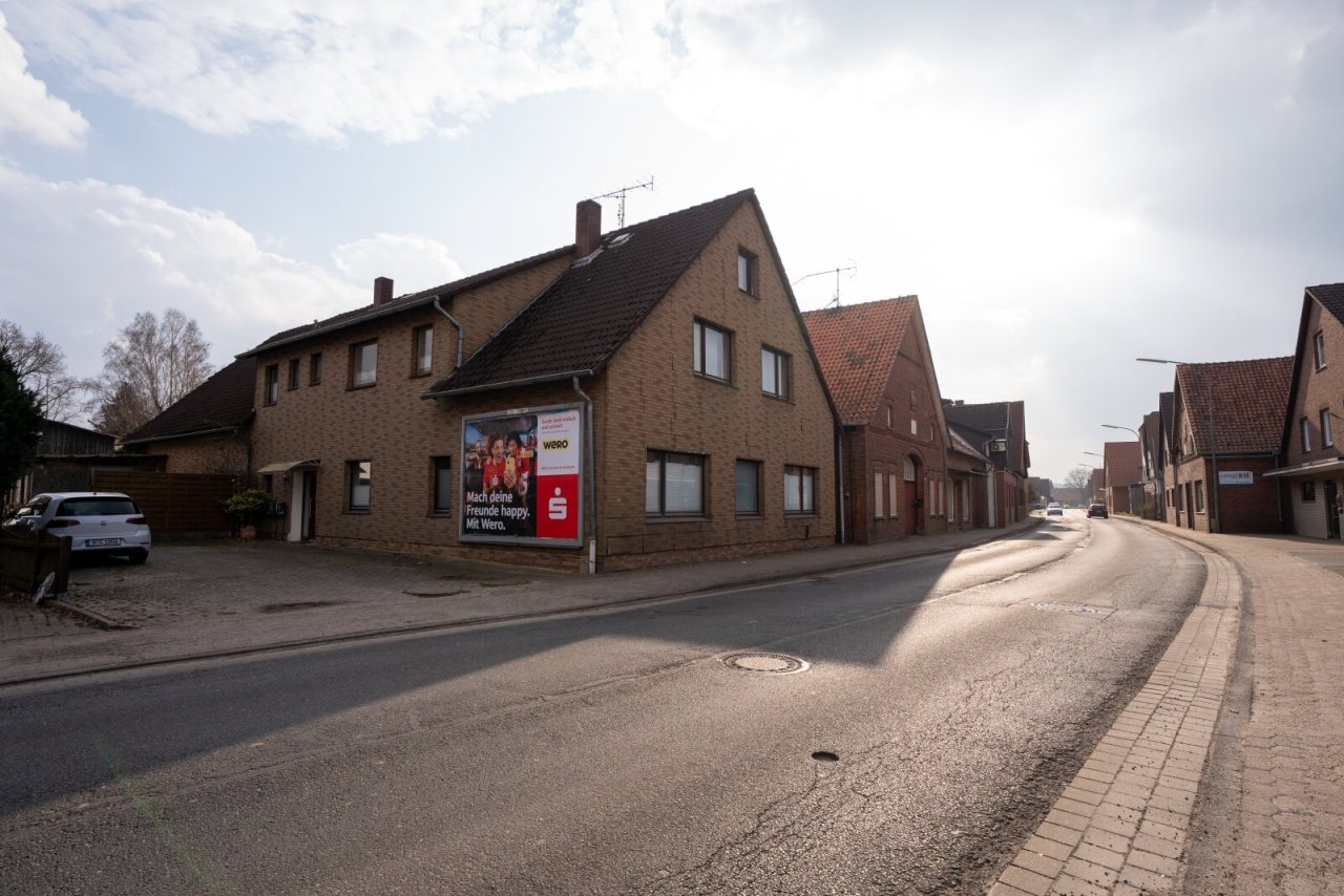 Vordere Gebäudeansicht