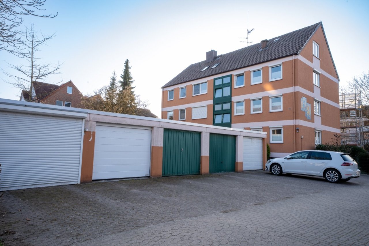 Vorderansicht mit Garagen