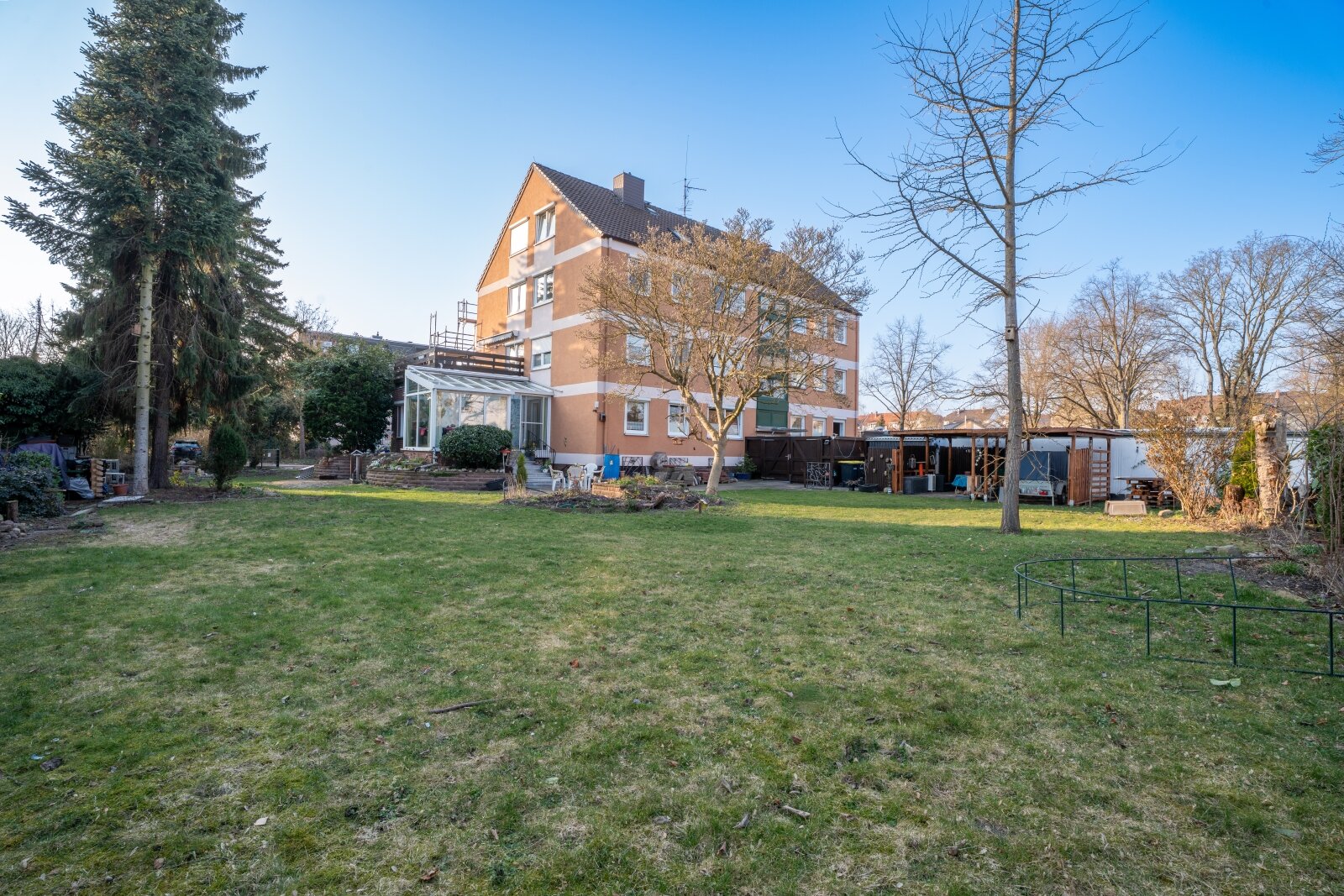 Haus und Grundstück