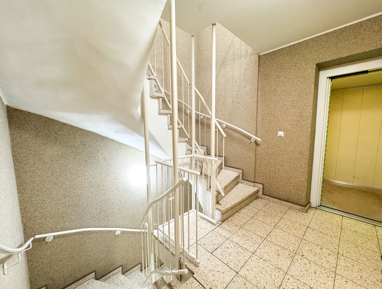Treppenhaus mit Aufzug