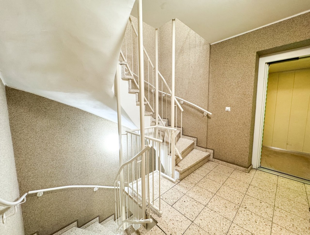 Treppenhaus mit Aufzug