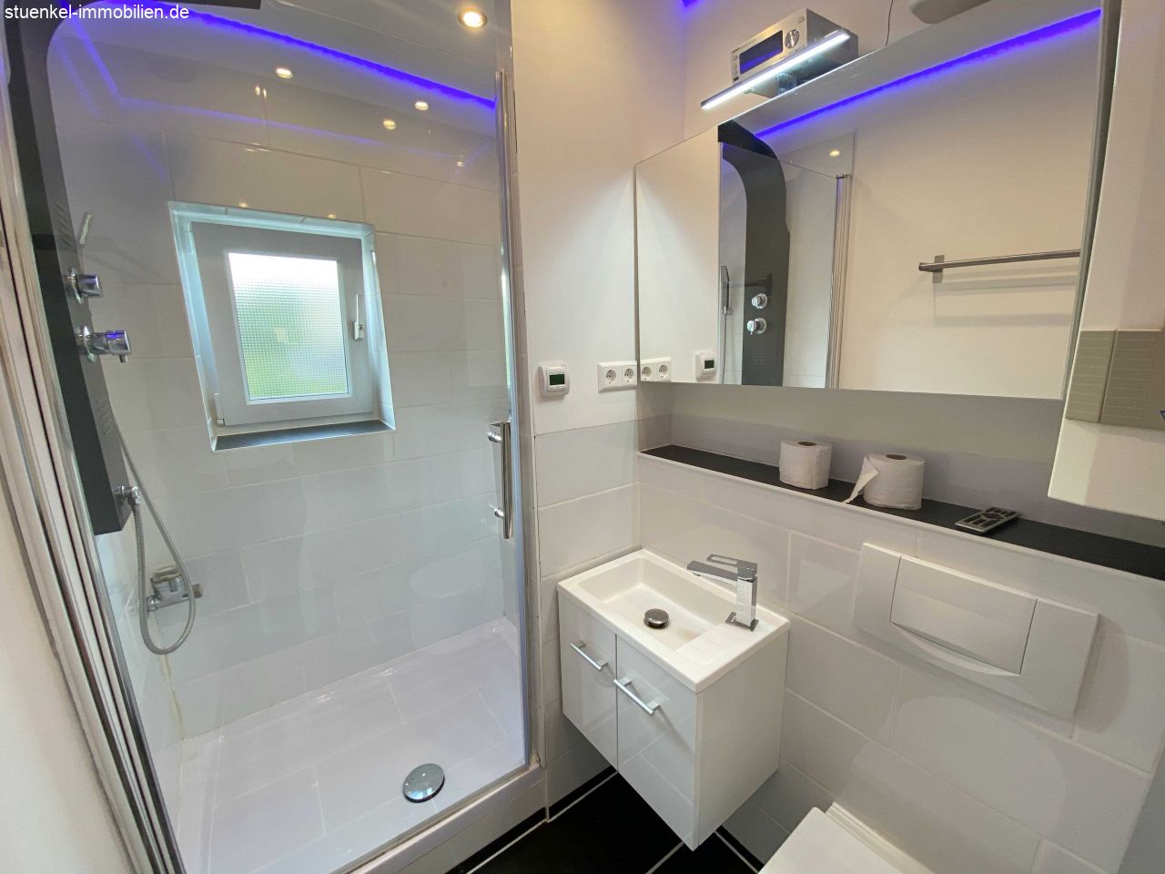 weiter Badezimmeransicht weiter Badezimmeransicht