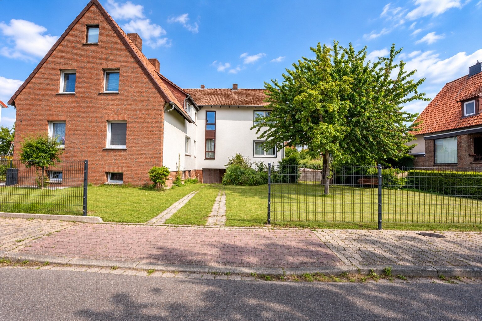 Vordere Gebäudeansicht Vordere Gebäudeansicht